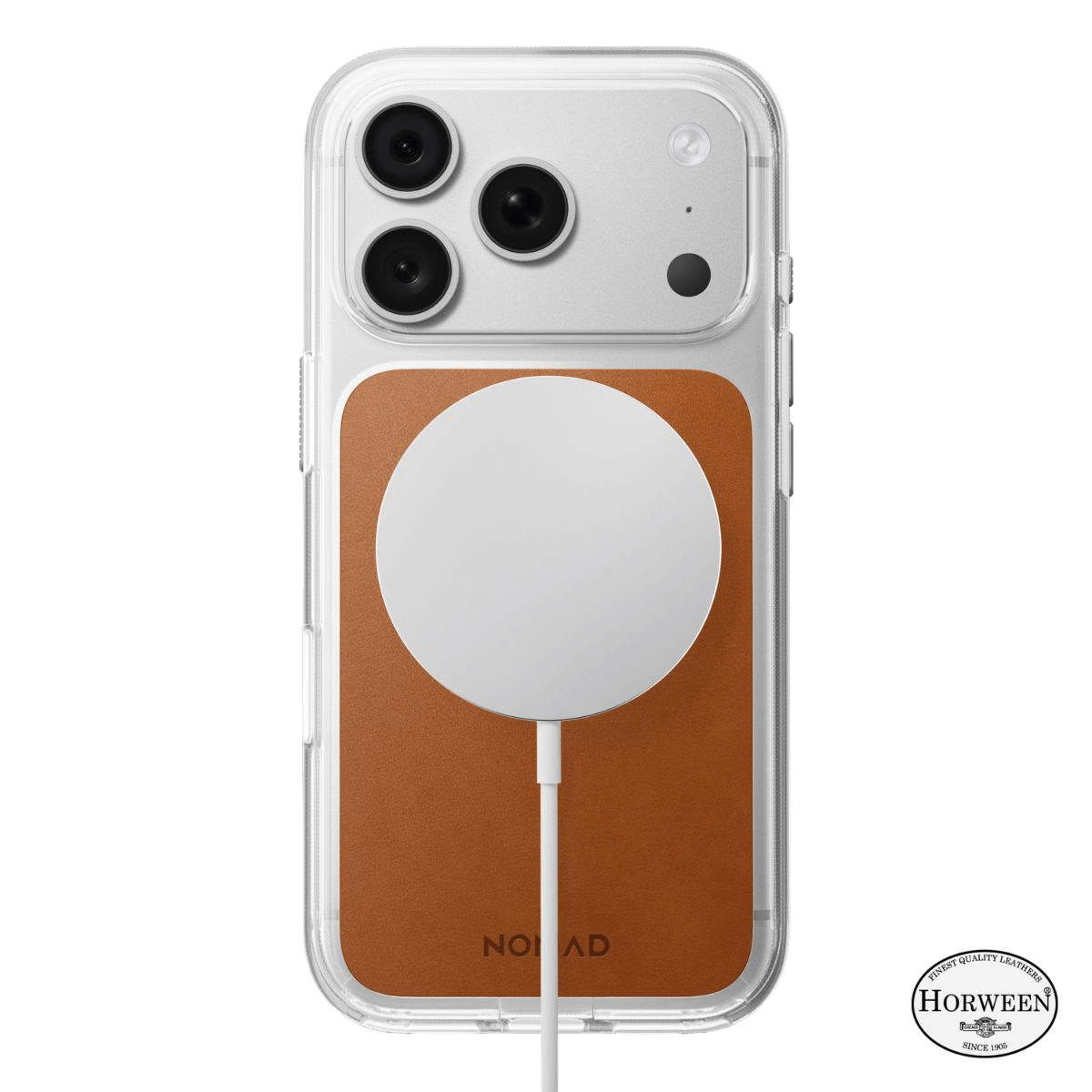 Parte trasera de un smartphone en funda transparente con parche de cuero marrón y cargador inalámbrico blanco.