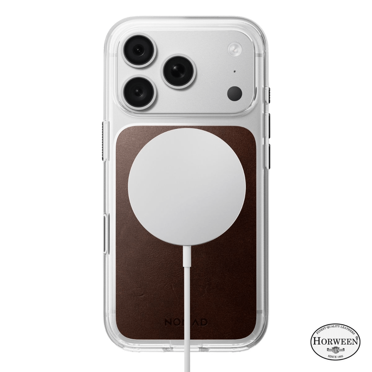 Parte trasera de un smartphone en funda transparente con cuero marrón y un cargador MagSafe blanco acoplado.