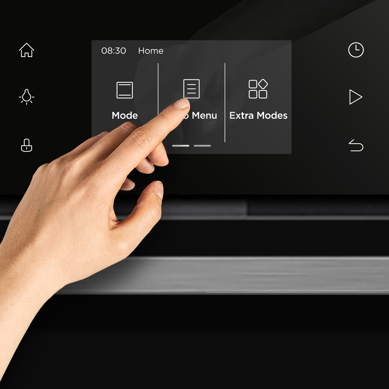 Eine Hand tippt auf das Touch-Display eines schwarzen Küchengeräts mit Menüoptionen.