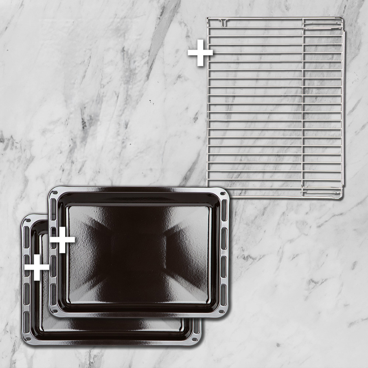 Zwei schwarze Backbleche und ein Metallgitter auf grauem Marmorgrund.