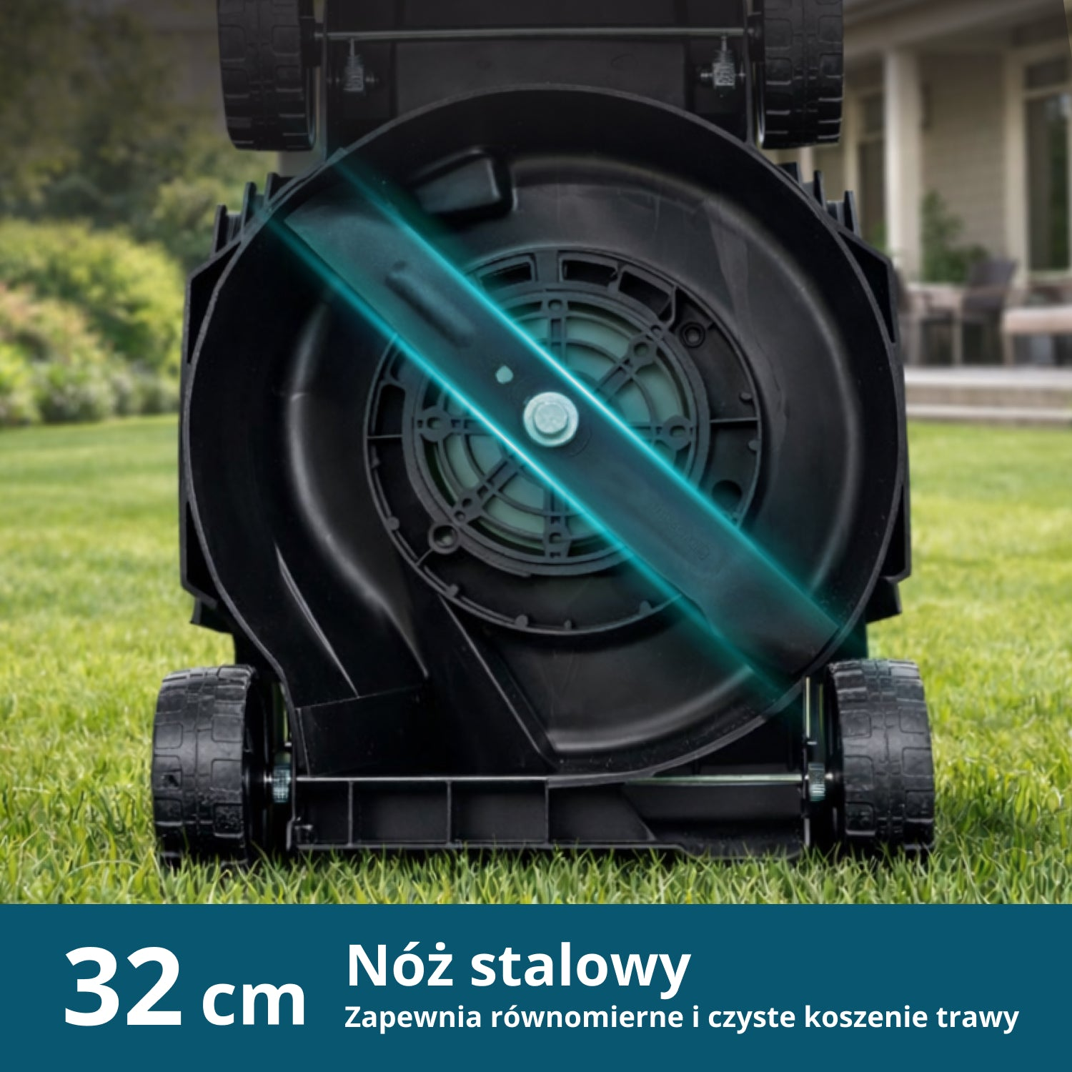 Spód kosiarki z czarną obudową i stalowym nożem, stojącej na zielonej trawie.