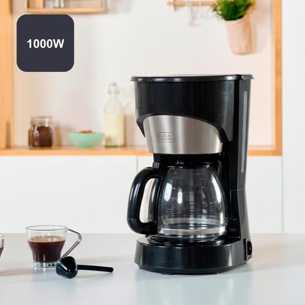 Una macchina da caffè a filtro nera e argento si trova su un bancone chiaro in una cucina.