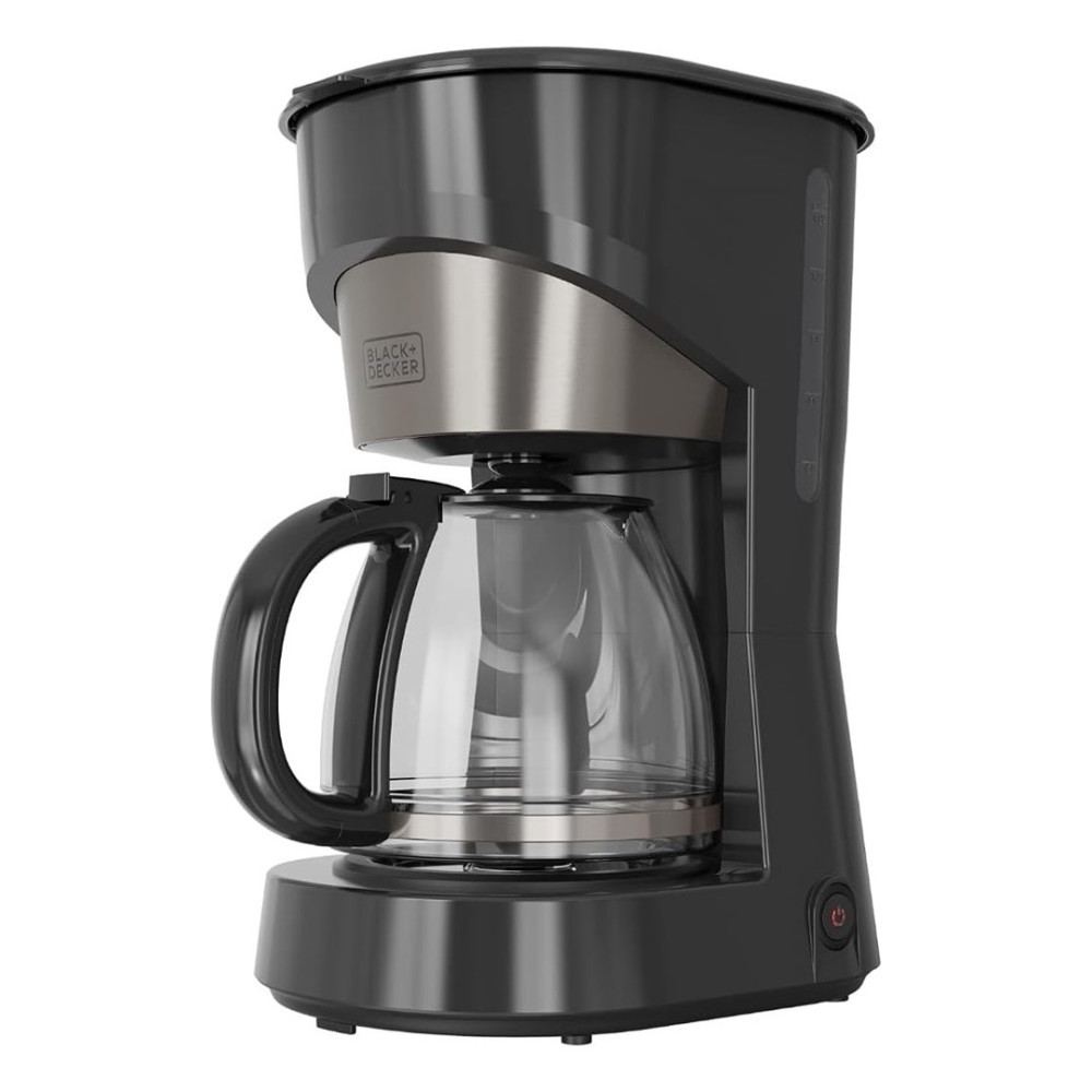 Una caffettiera a filtro nera Black+Decker con caraffa in vetro su sfondo bianco.