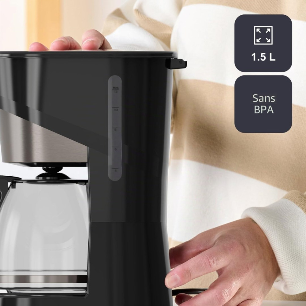 Una mano aziona una caffettiera a filtro nera con caraffa in vetro, con icone da 1,5L e senza BPA.