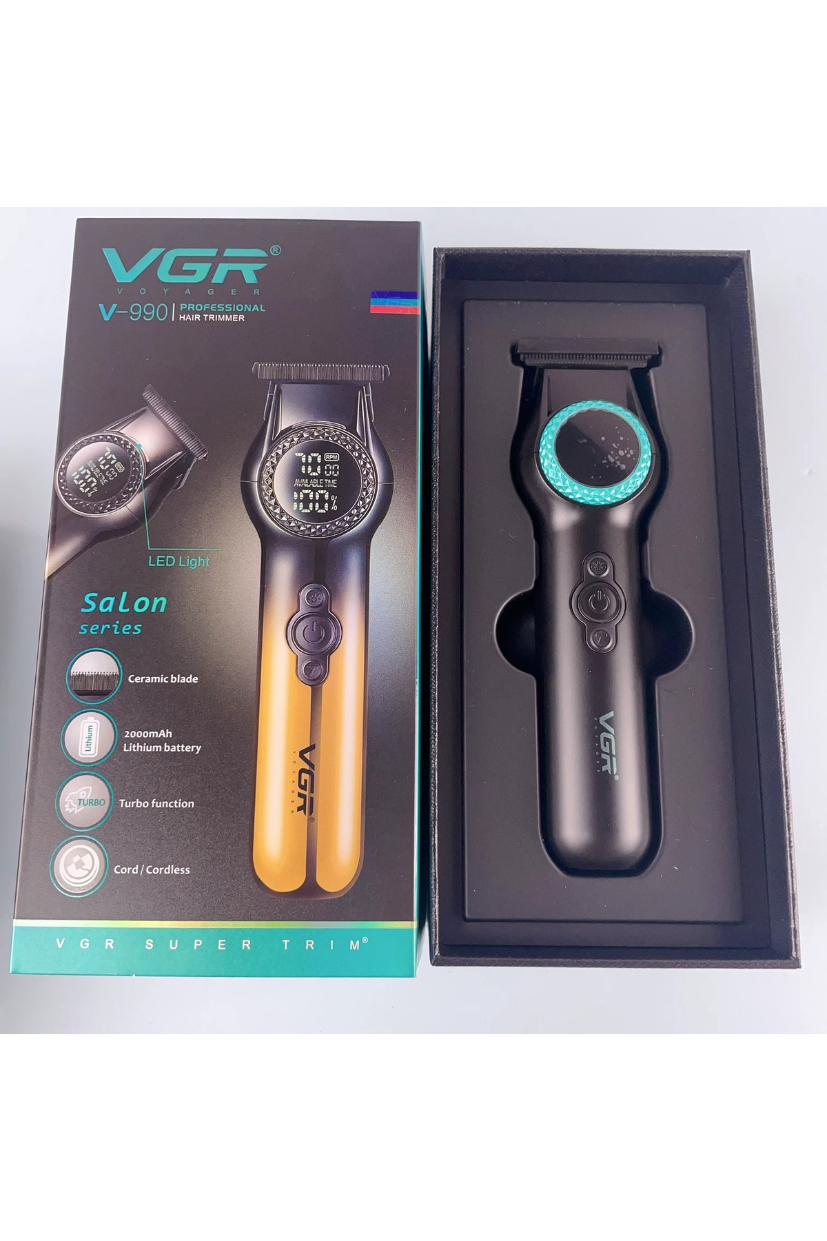 Siyah kutu içerisinde altın siyah tasarımlı ve dijital ekranlı VGR V-990 saç kesme makinesi.