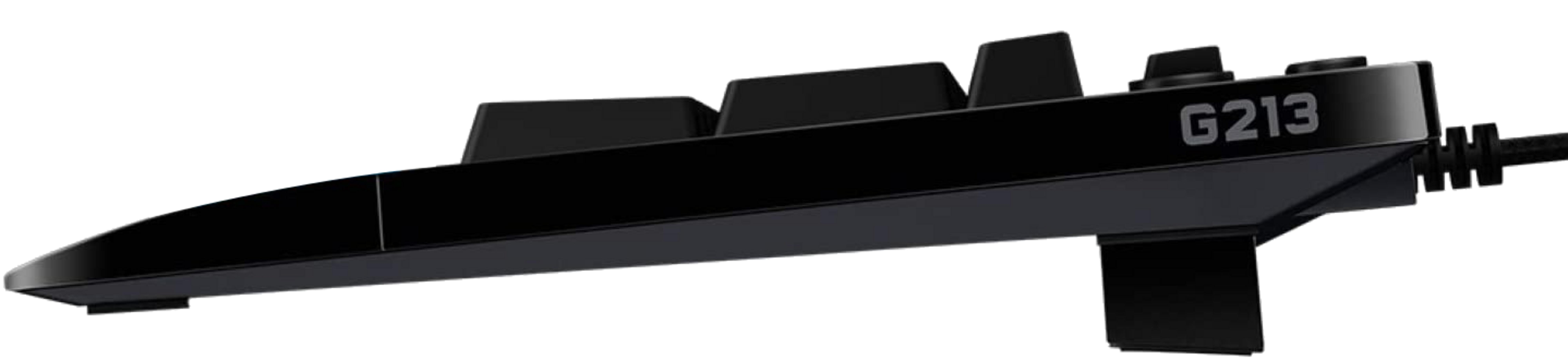 Vista lateral de un teclado negro Logitech G213 con patas extendidas sobre fondo blanco.