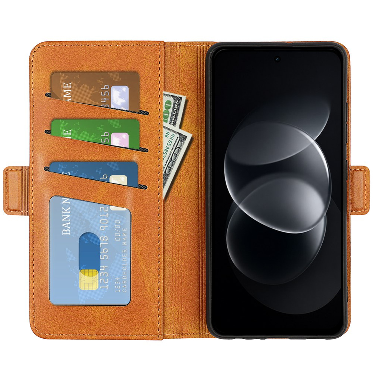 Offene braune Ledertasche mit Smartphone, vier Karten und Geldscheinen.
