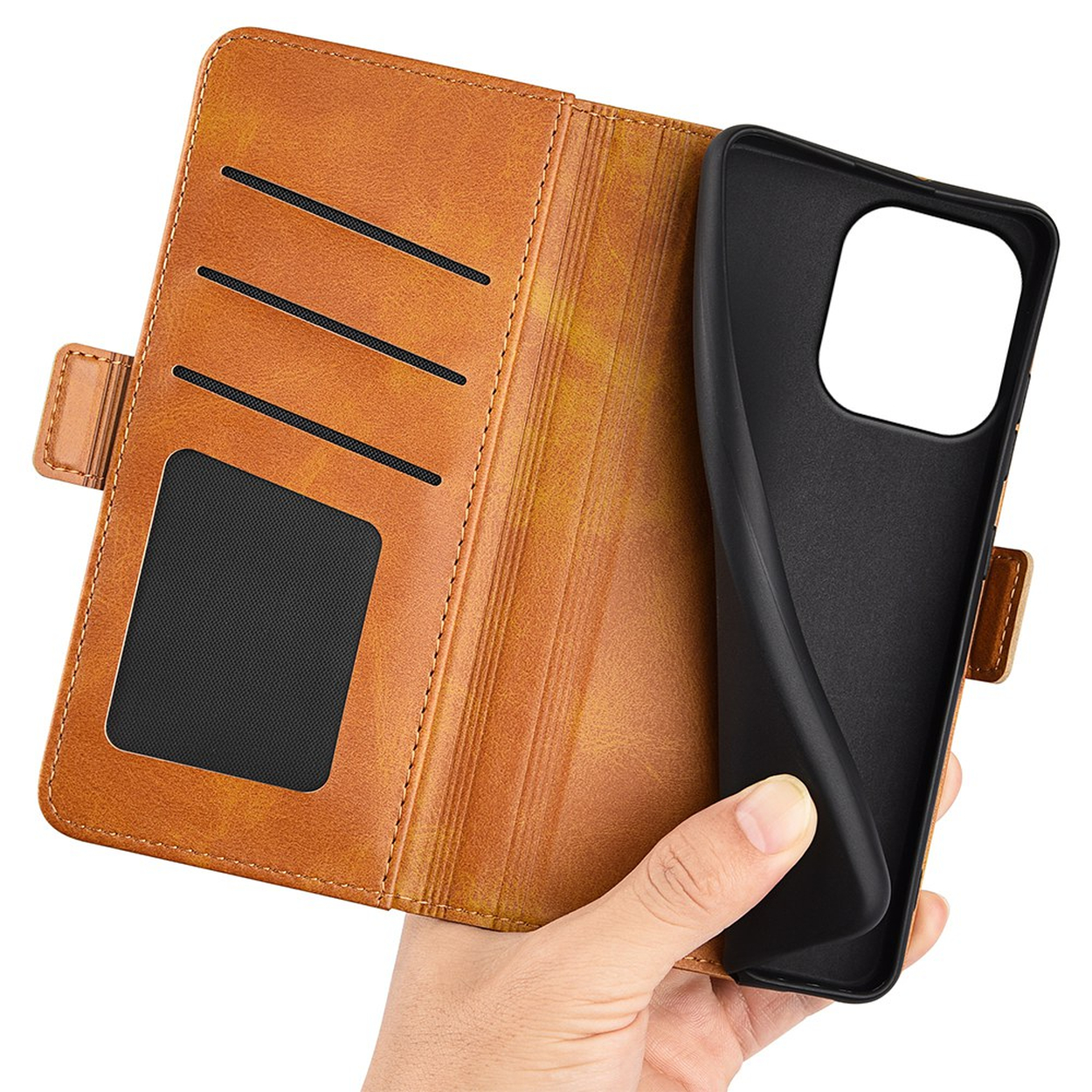 Braune Leder-Handyhülle mit Kartenfächern, von einer Hand gehalten.