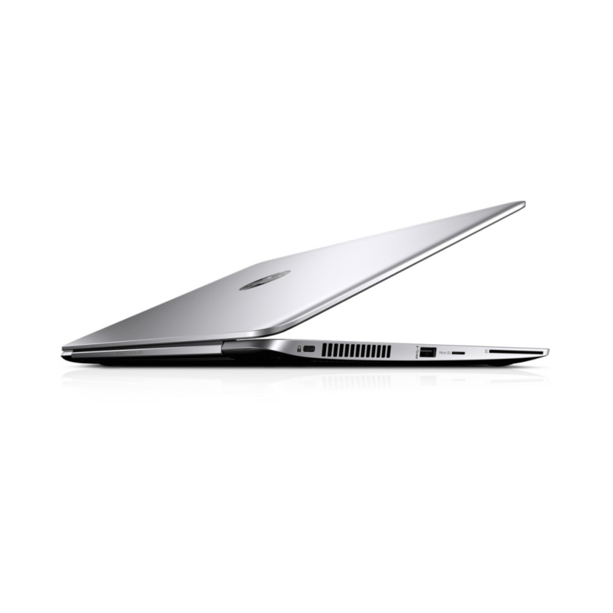Ein geschlossener silberner Laptop in Seitenansicht auf weißem Hintergrund mit sichtbaren Anschlüssen und Lüftungsschlitzen.