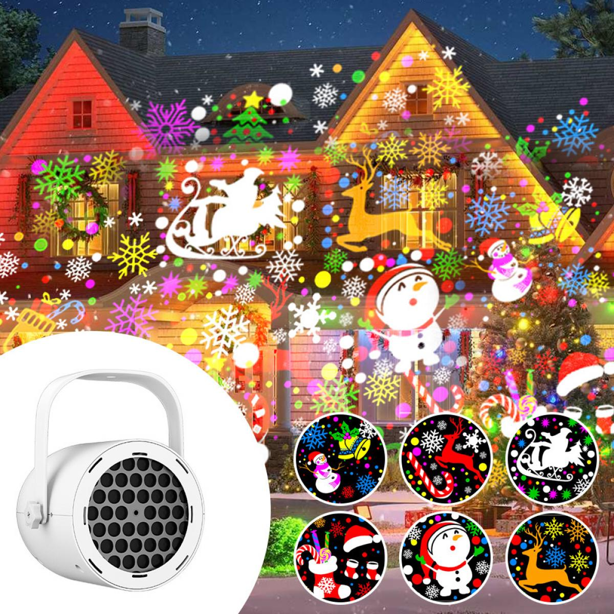 Ein weißer Projektor projiziert bunte Weihnachtslichter wie Schneeflocken und Rentiere auf ein Haus.
