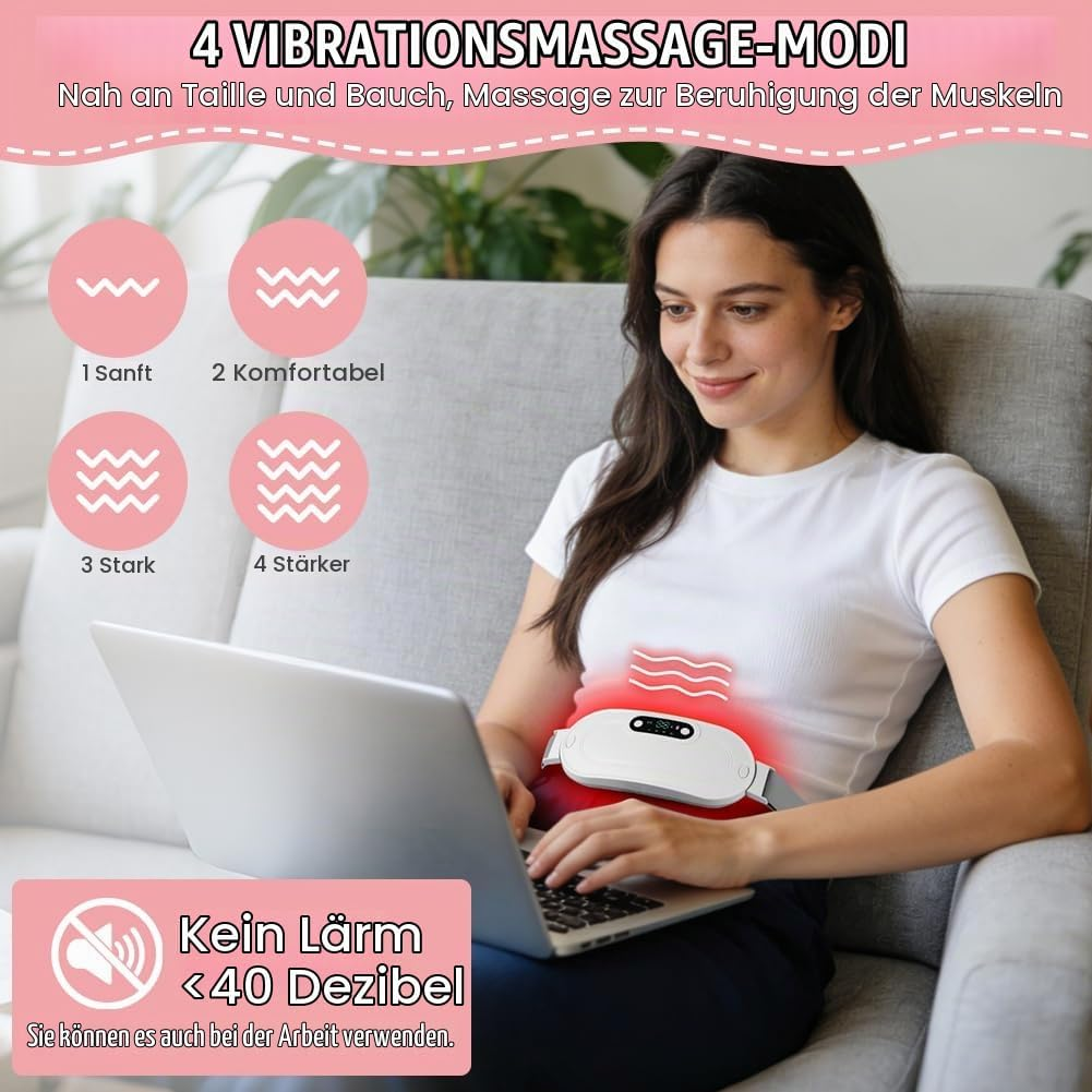 Frau sitzt mit Massagegürtel und Laptop auf dem Sofa.