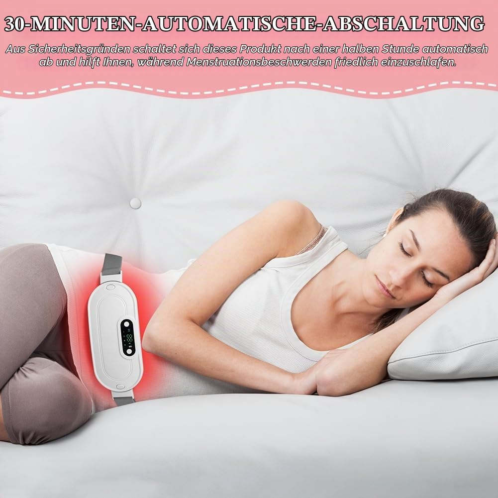 Eine Frau liegt auf einem Sofa und trägt ein weißes Heizpad auf ihrem Bauch.