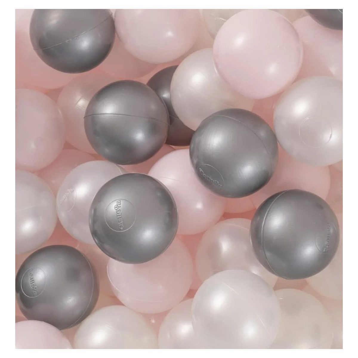 Ein Haufen glänzender Plastikbälle in Rosa, Grau und Weiß.