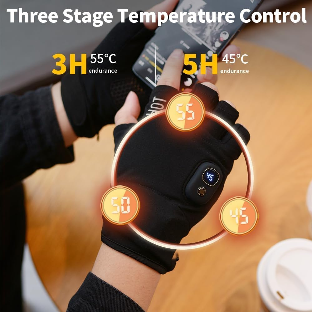 Person trägt schwarze beheizte fingerlose Handschuhe mit Temperaturregelung und Smartphone.