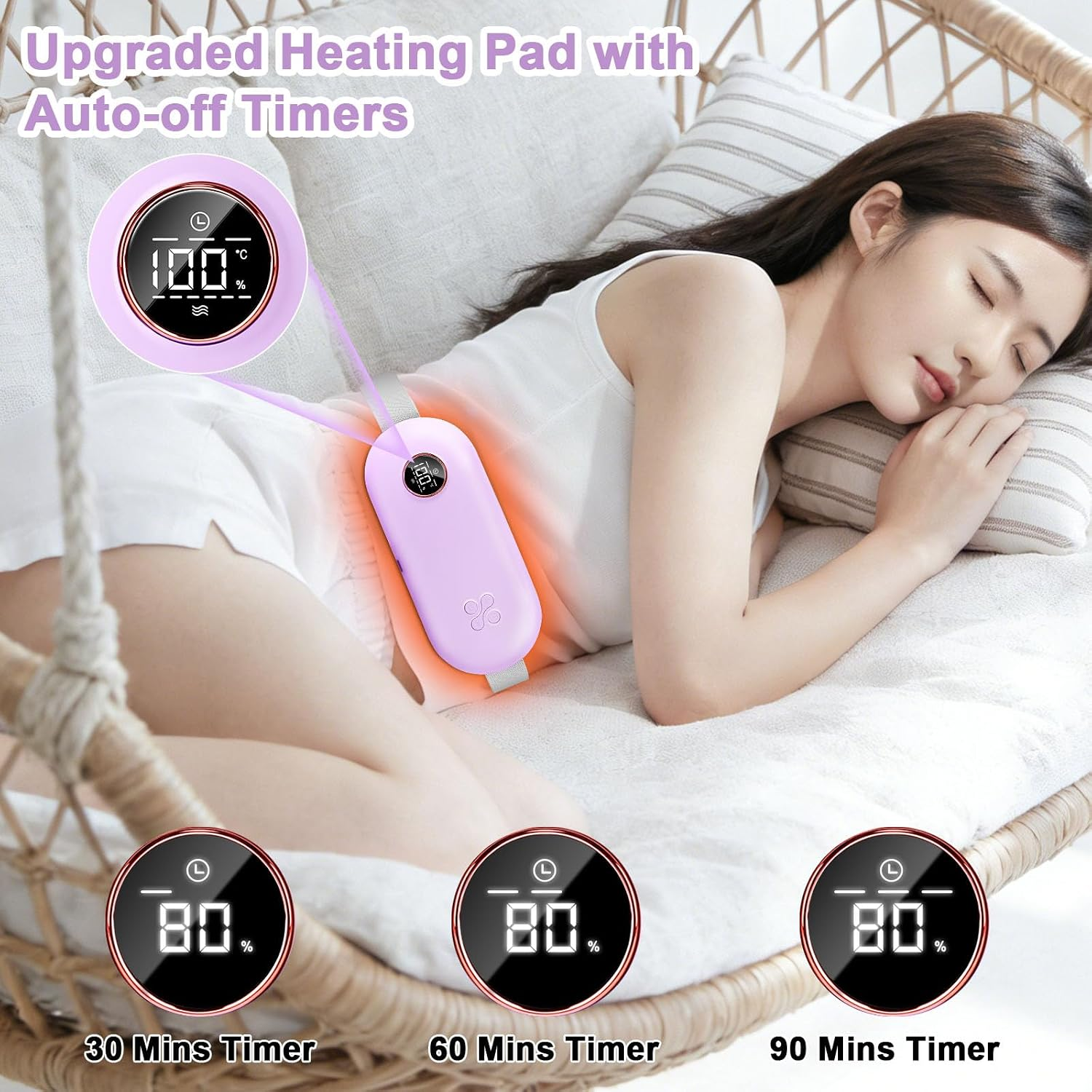 Eine Frau liegt im Bett und nutzt ein violettes Heizkissen mit Timer.