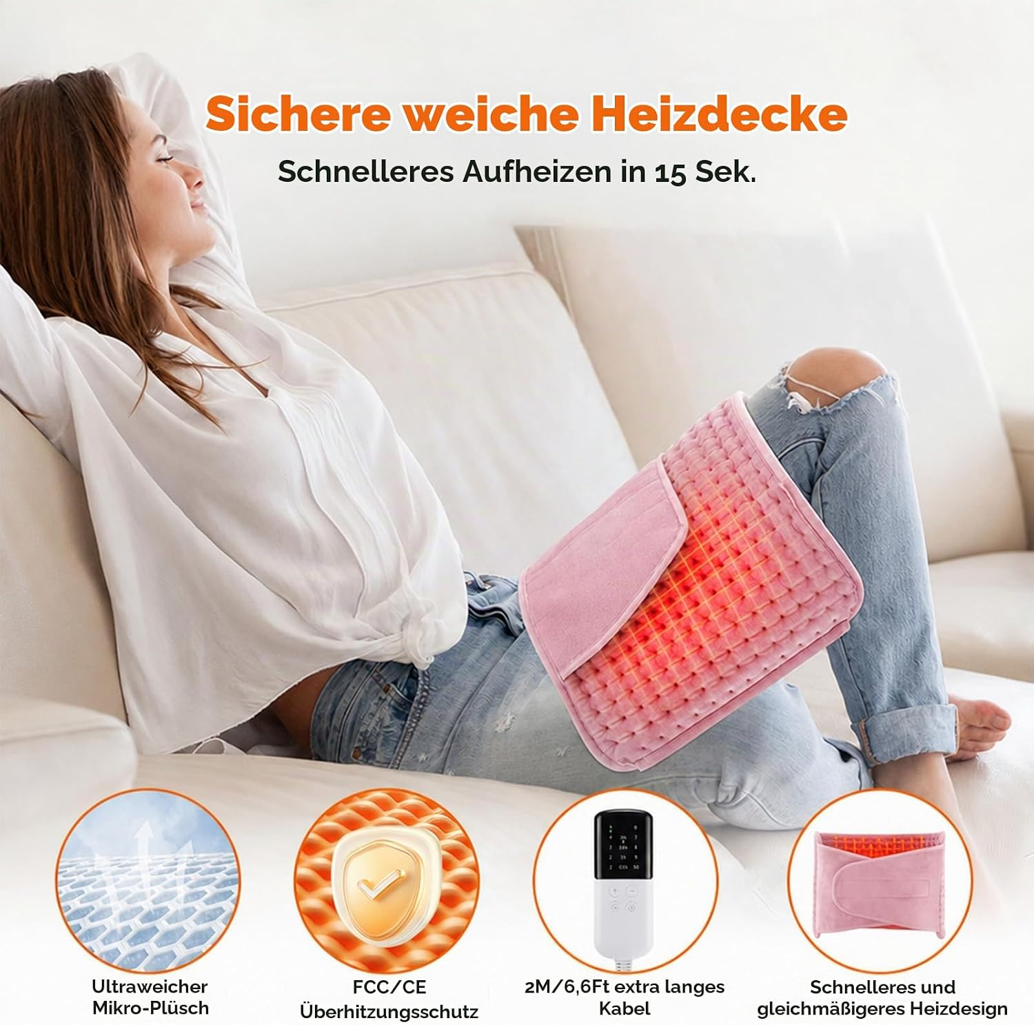 Eine Frau entspannt auf einem Sofa und nutzt ein rosa Heizkissen auf ihren Beinen.