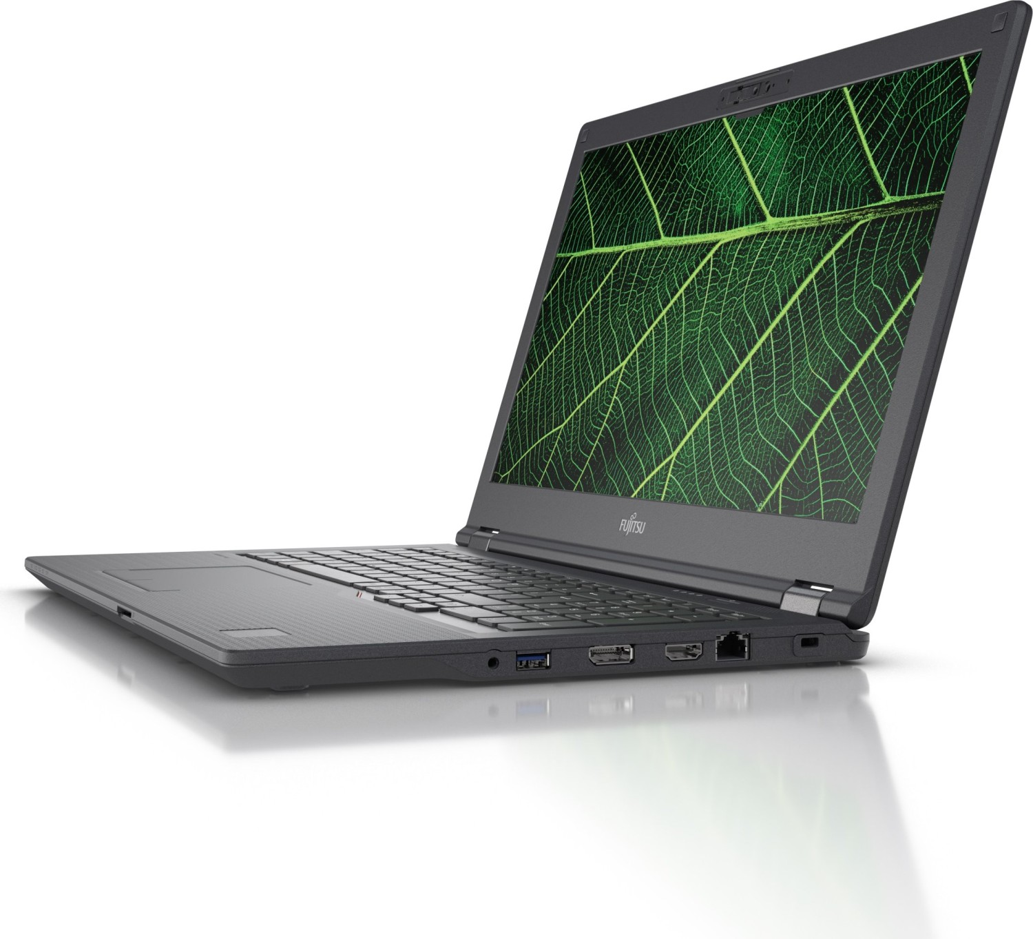 Ein offener schwarzer Fujitsu-Laptop zeigt ein grünes Blatt-Hintergrundbild und ruht auf einer weißen Oberfläche.
