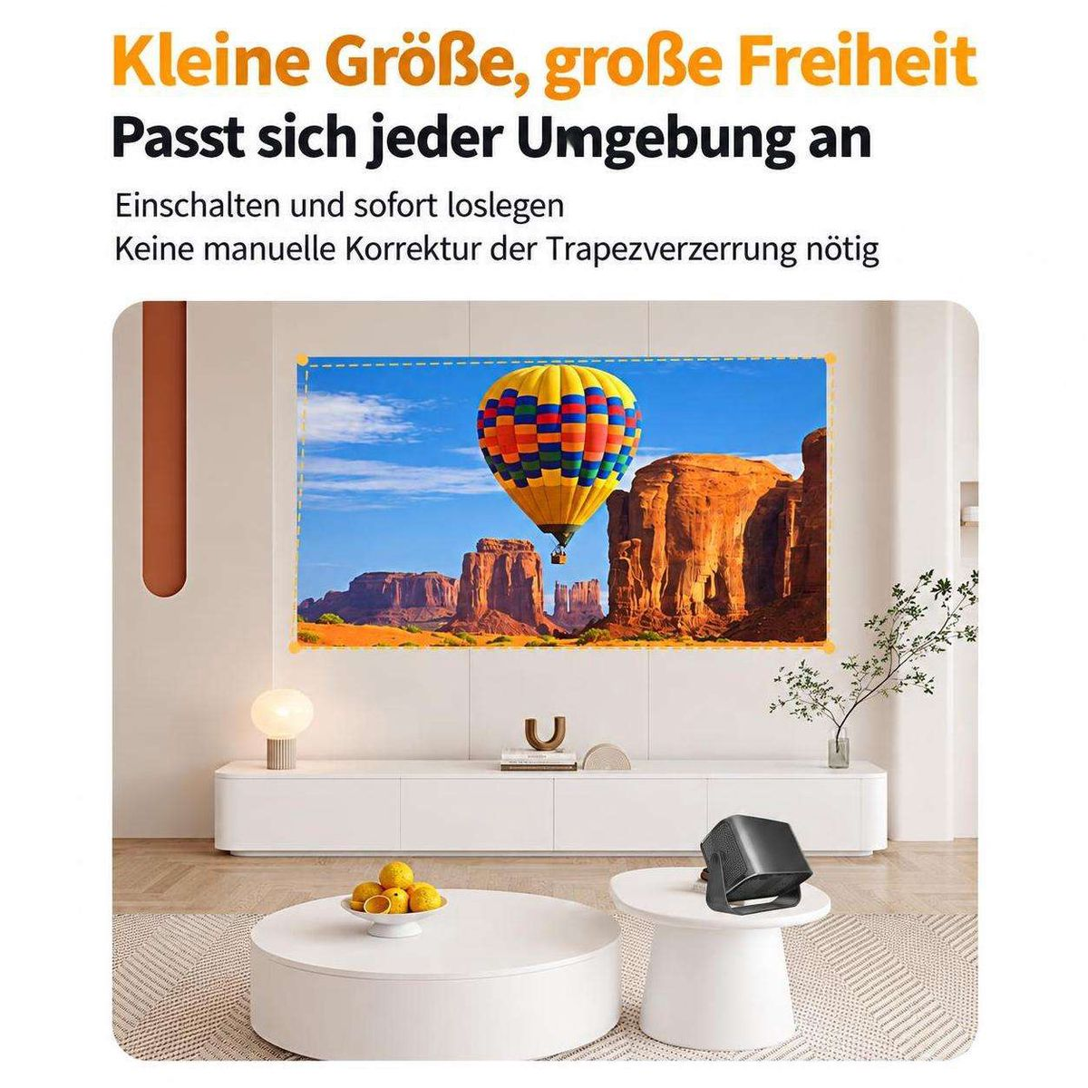 Ein Beamer projiziert ein Heißluftballon-Bild an die Wand, mit Text oben.