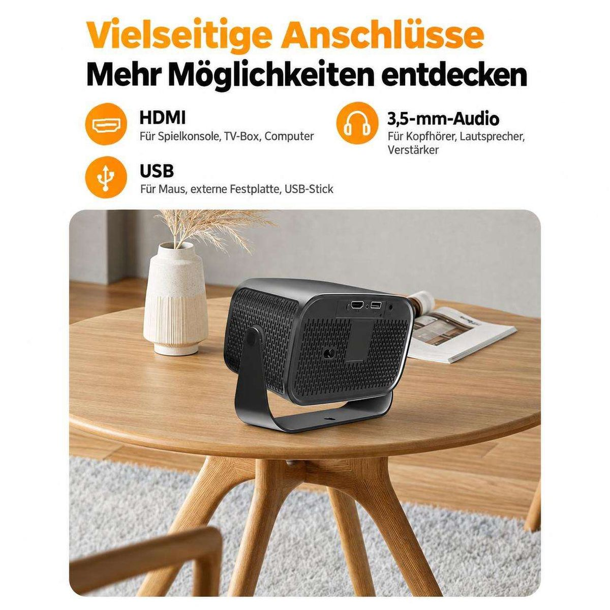 Ein tragbarer schwarzer Projektor steht auf einem Holztisch, umgeben von Deko und Texten über HDMI, USB und Audioanschlüsse.