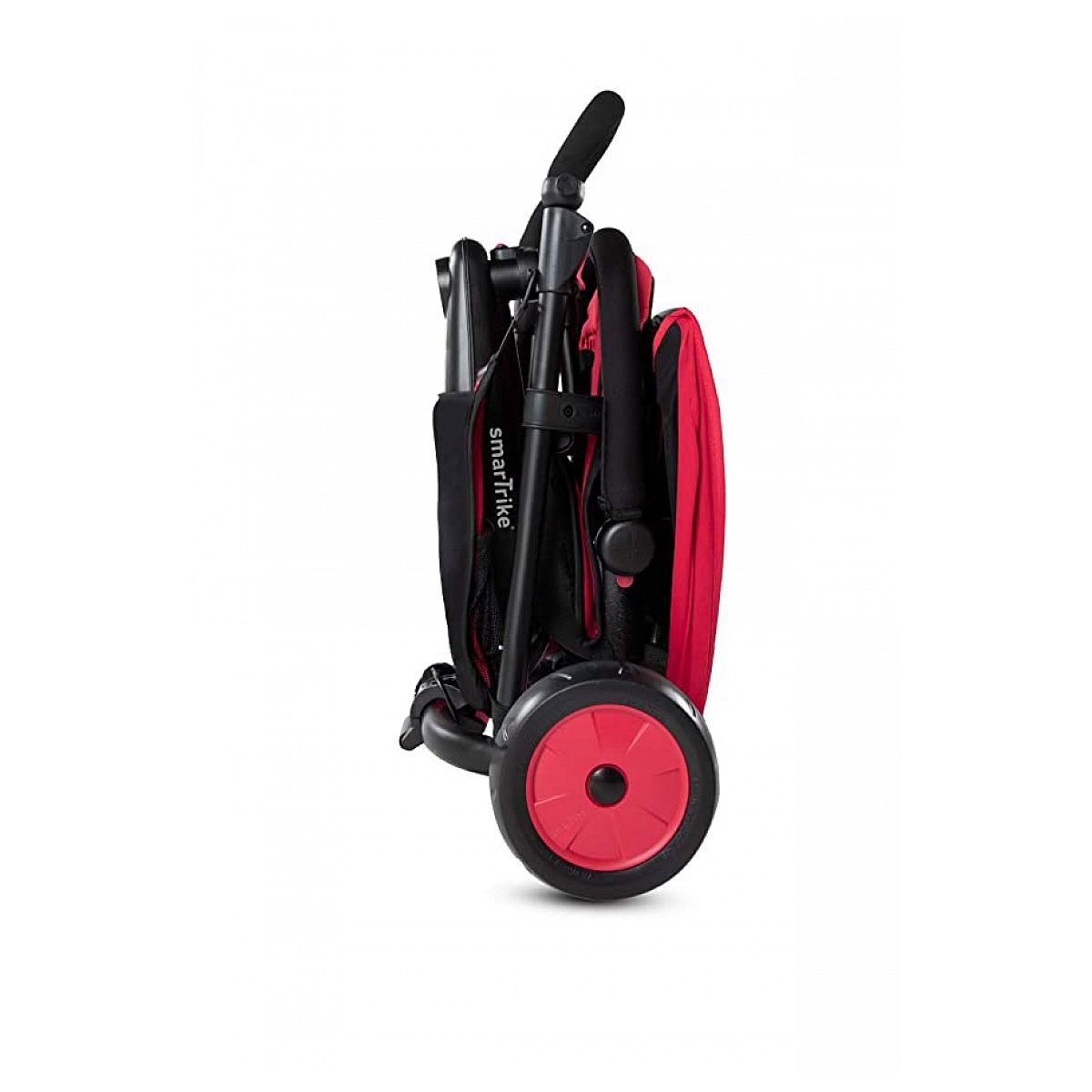 Ein zusammengeklappter roter und schwarzer SmartTrike Kinderwagen steht auf weißem Hintergrund.