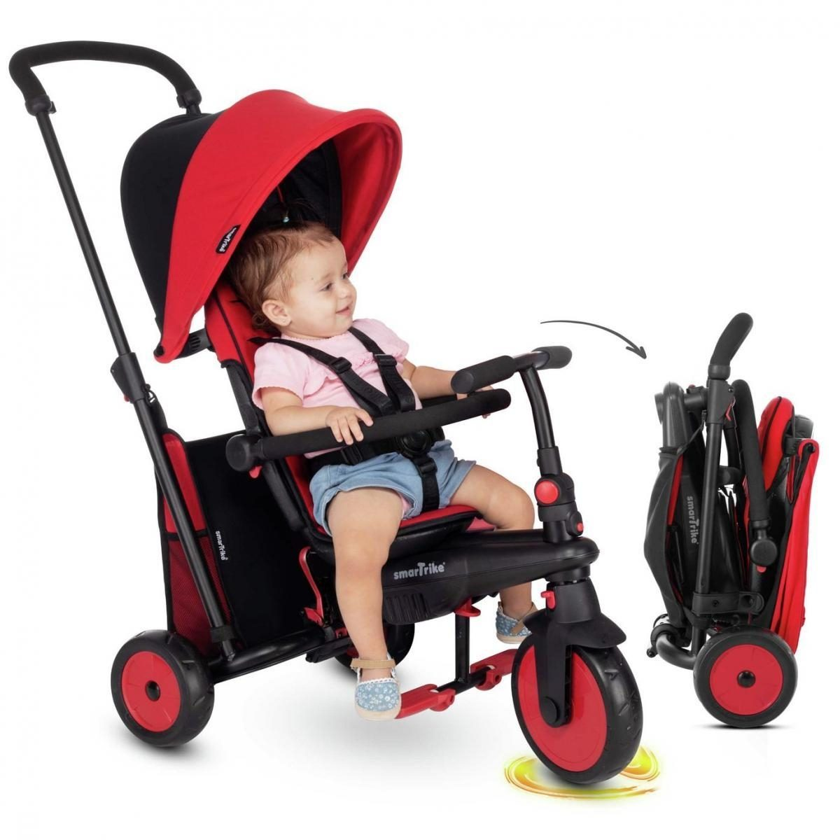 Kleinkind sitzt in einem roten und schwarzen SmartTrike-Dreirad, daneben ist es zusammengeklappt zu sehen.