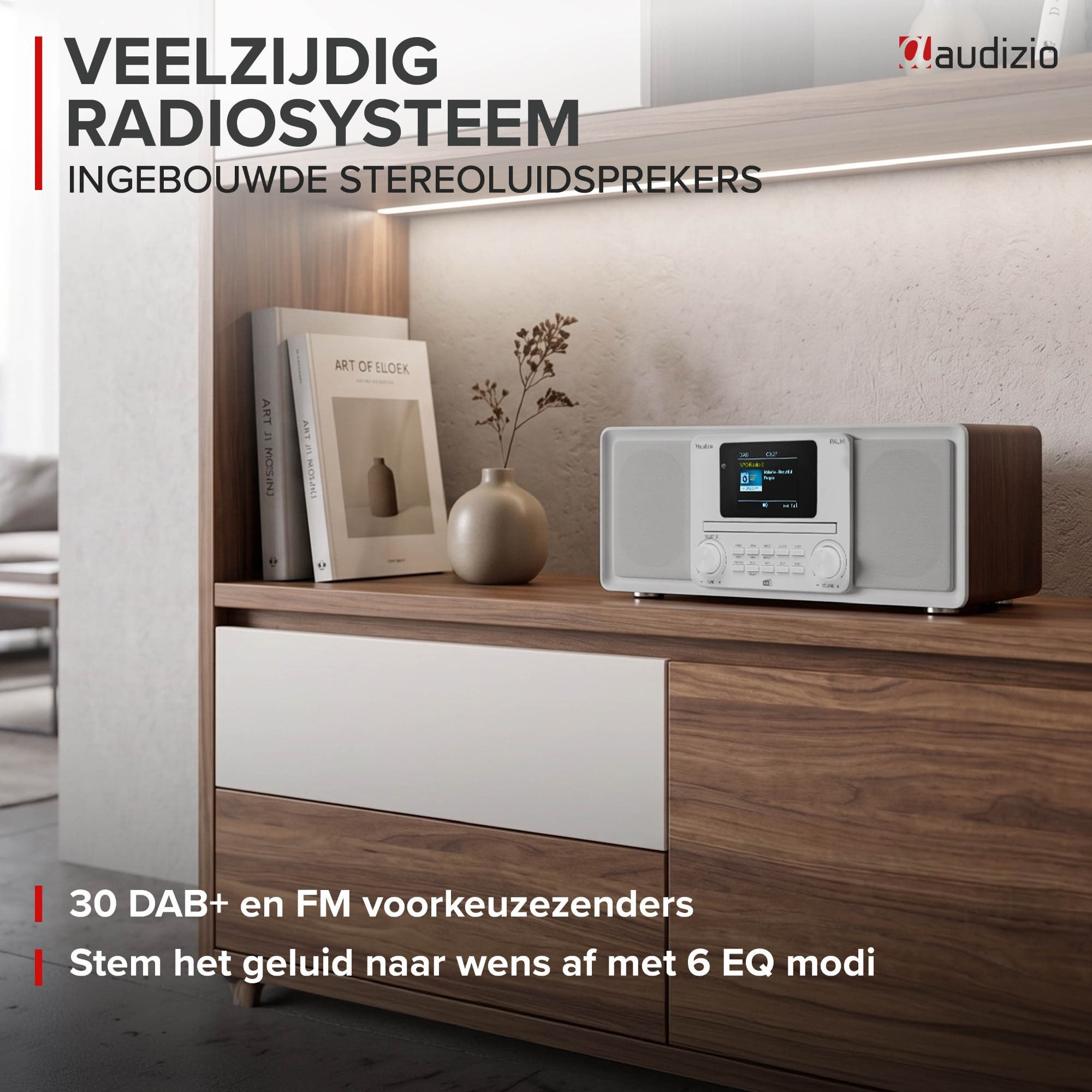 Ein Holzschrank mit einem weiß-braunen Radio, Büchern und einer Vase mit Zweigen, überlagert mit niederländischem Text.