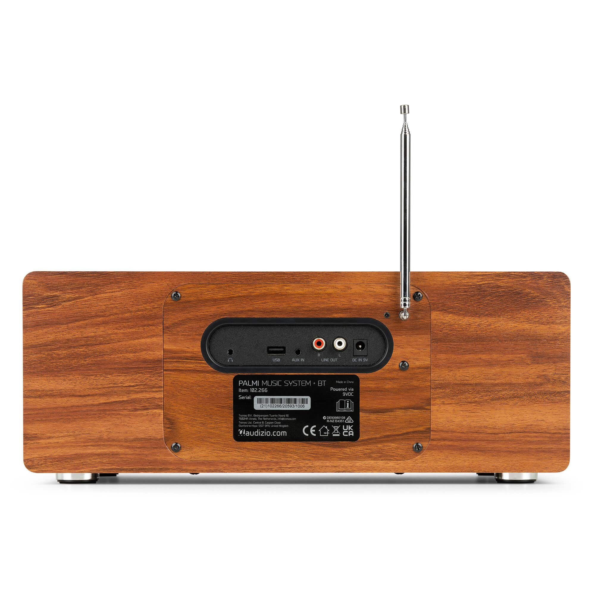 Rückansicht eines Audiogeräts in Holzoptik mit Anschlüssen, Etiketten und einer Antenne rechts.