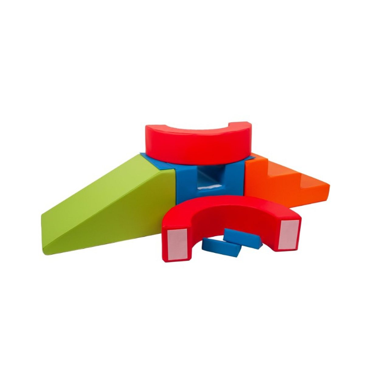 Bunte Schaumstoff-Spielbausteine mit Rampe, Treppe und Bögen.