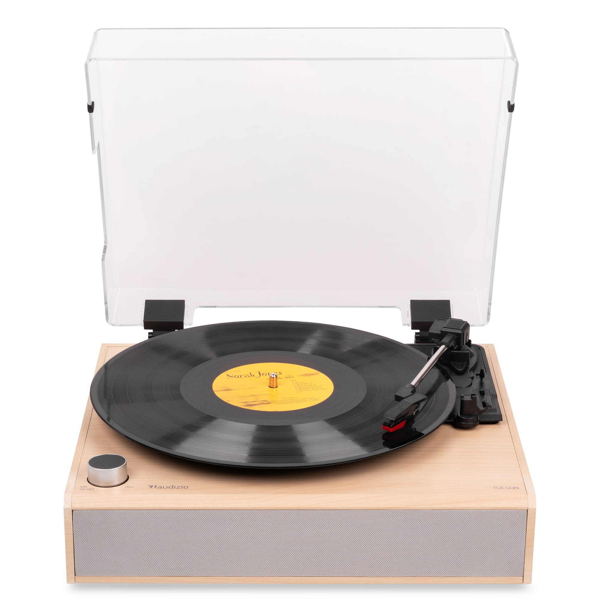 Ein holzfarbener Plattenspieler mit schwarzer Vinylplatte, Tonarm und geöffneter transparenter Staubschutzhaube.