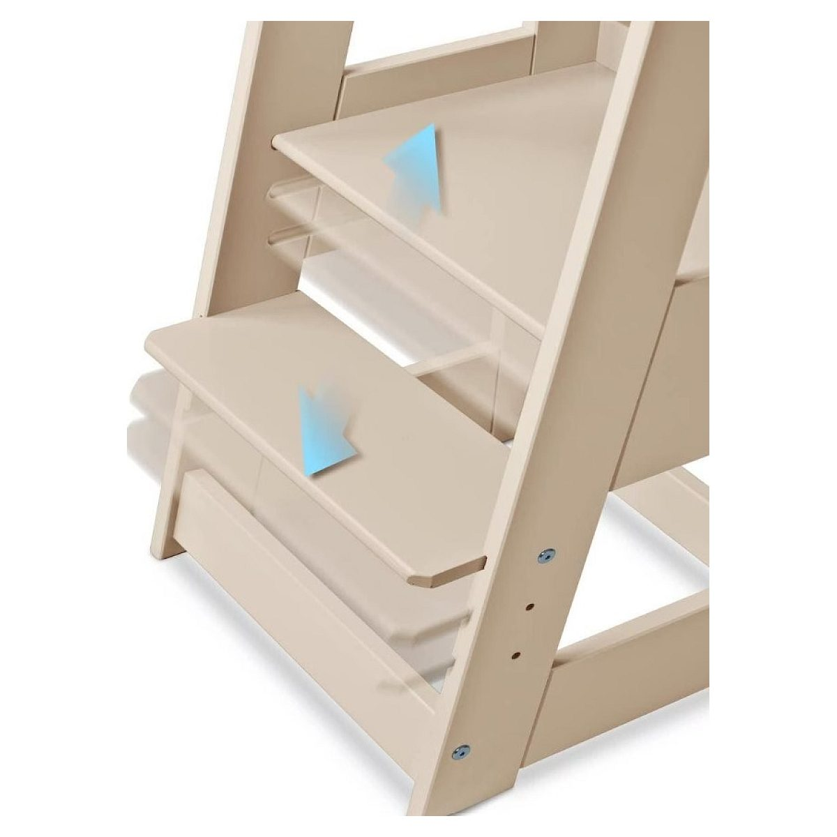 Beige Holzkinderstuhl mit verstellbarem Sitz und Fußstütze, gekennzeichnet durch blaue Bewegungspfeile.