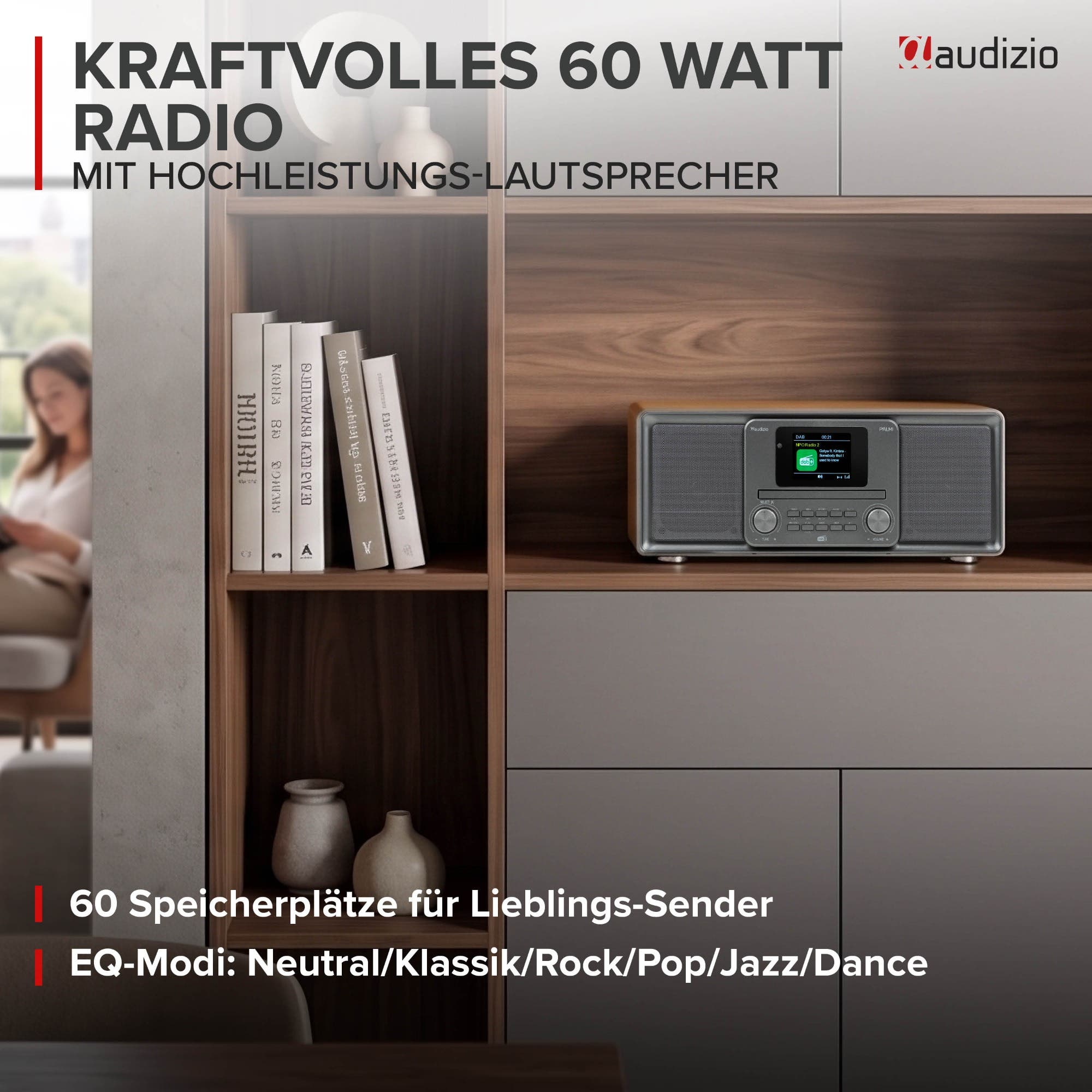 Ein Audizio Radio steht auf einem Holzregal neben Büchern und Vasen in einem modernen Zimmer.