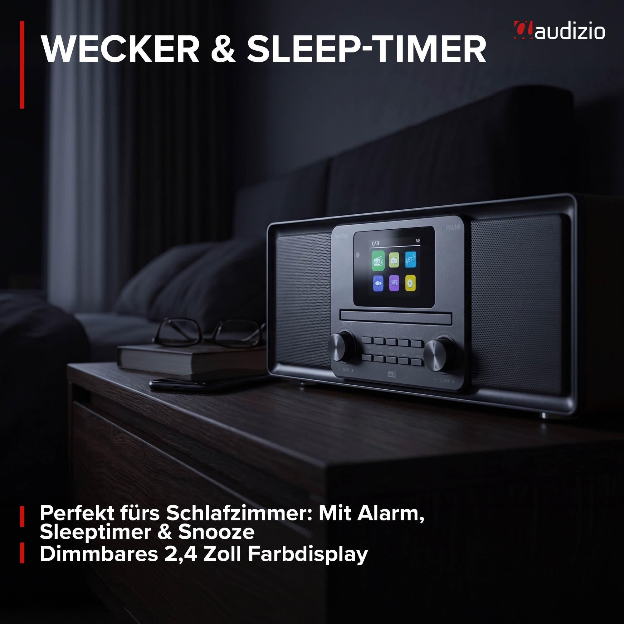 Ein dunkles Audizio Radio mit Farbdisplay steht auf einem Holztisch im Schlafzimmer.