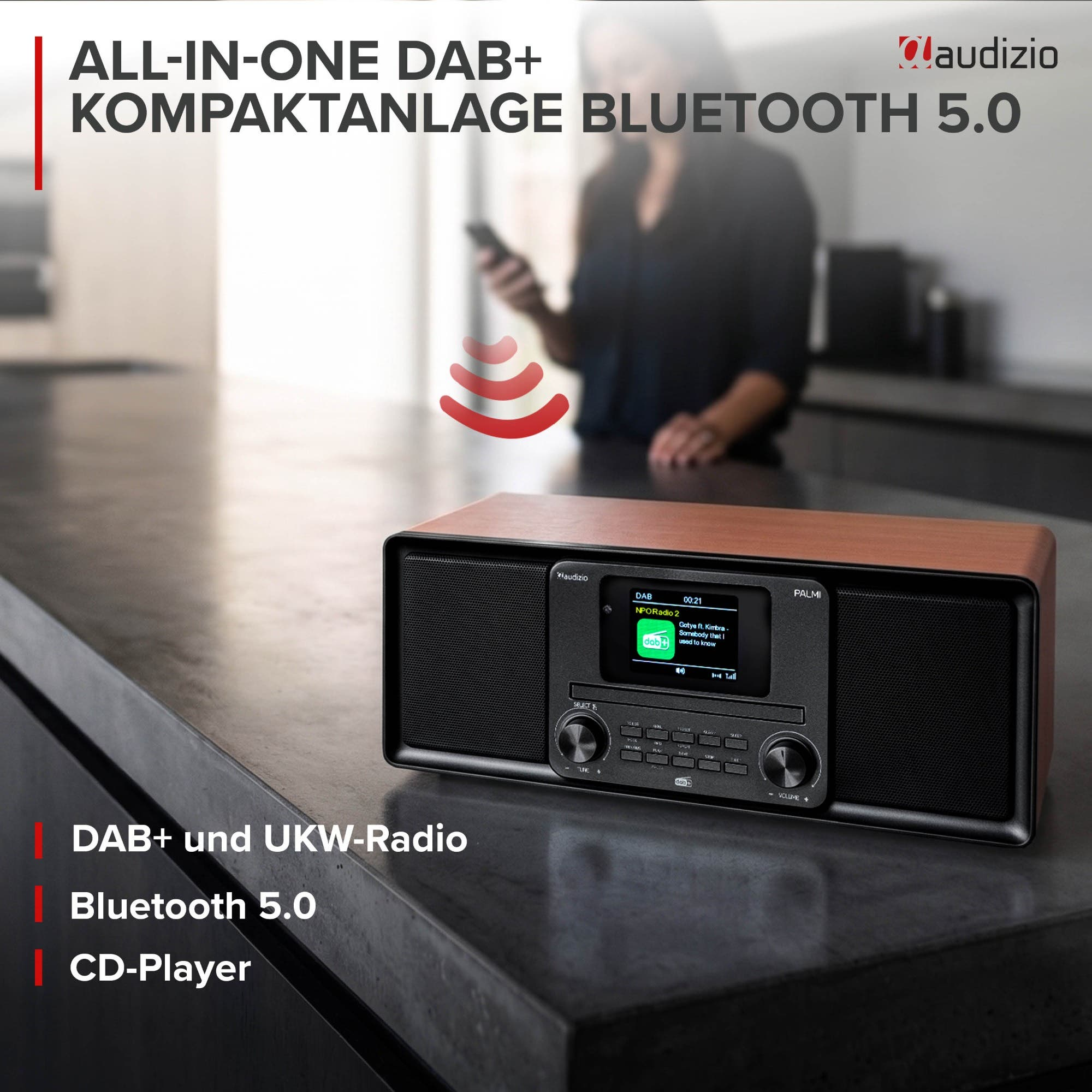 Audizio PALMI All-in-One DAB+ Radio mit Holzakzenten und schwarzem Gehäuse auf einer Küchenzeile.