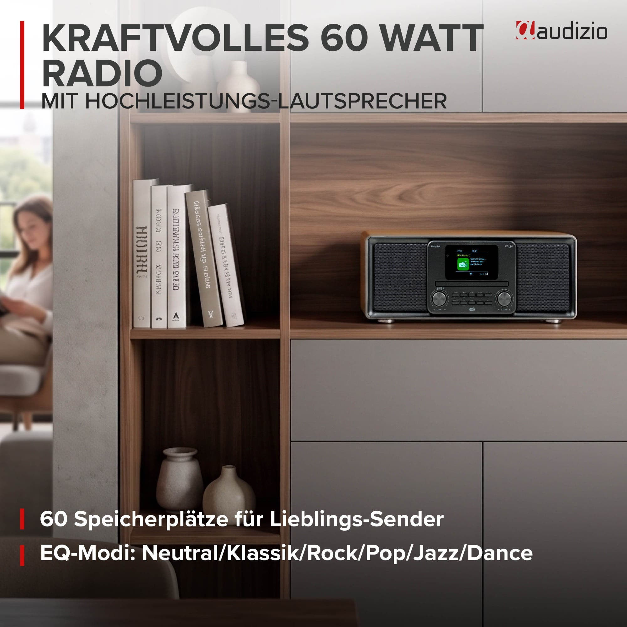 Ein Audizio-Radio steht auf einem Holzregal neben Büchern, mit Werbetexten im Bild.
