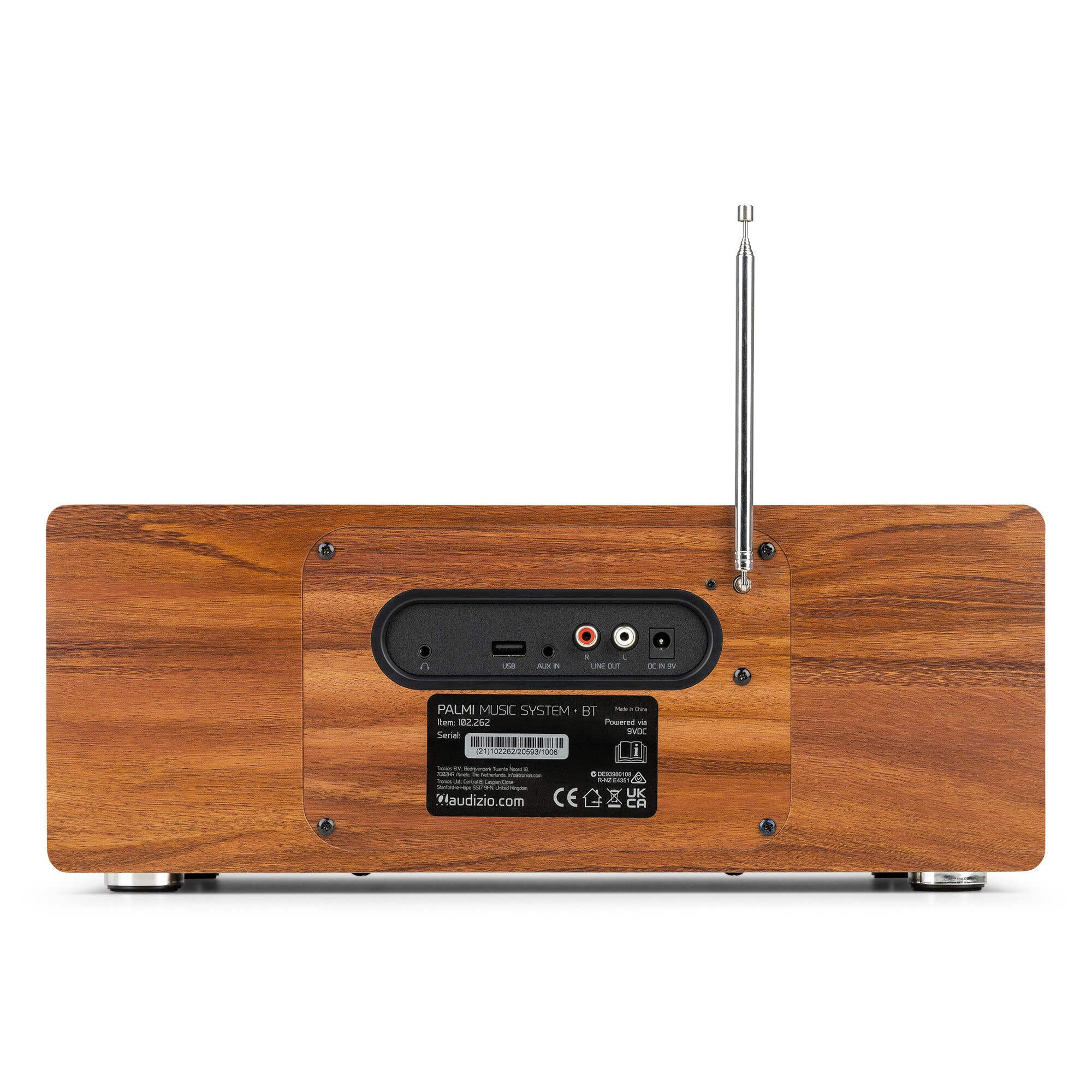 Rückseite eines hölzernen Musiksystems mit Antenne, Anschlüssen und Etikett auf weißem Hintergrund.
