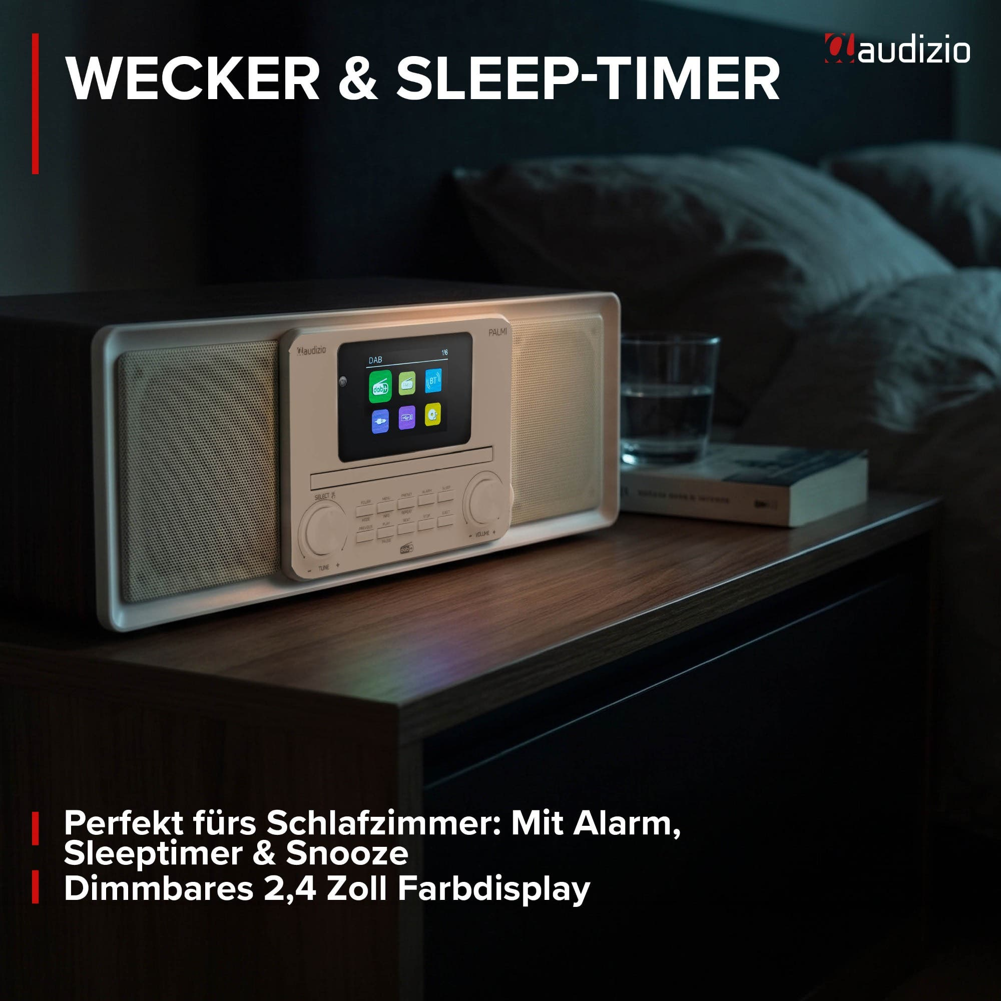 Ein weißes Audizio Palmi Radio auf einem Nachttisch im Schlafzimmer, daneben ein Buch und ein Glas Wasser.