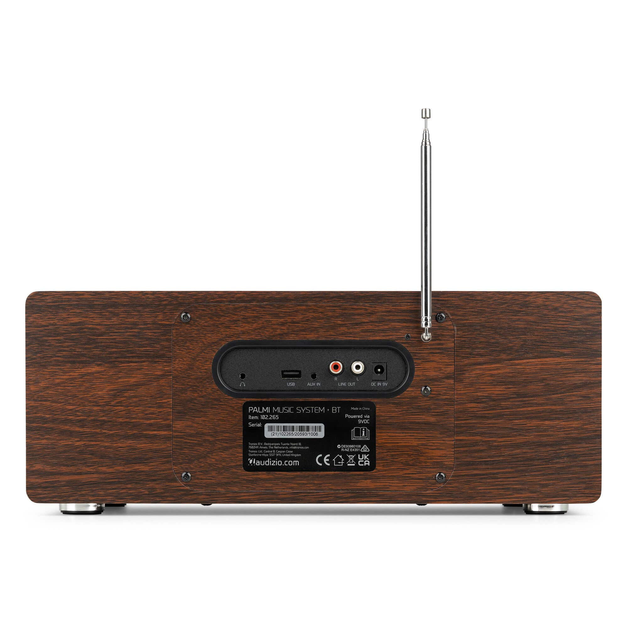 Rückansicht einer Musikanlage aus Holz mit Anschlüssen, Antenne und Typenschild vor weißem Hintergrund.