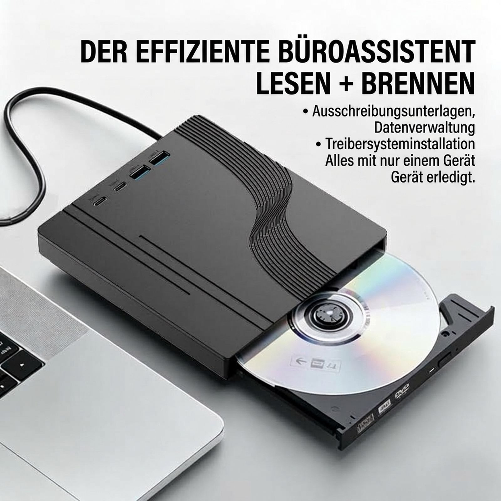 Ein schwarzes externes DVD-Laufwerk mit geöffneter Schublade und einer CD liegt neben einem Laptop.