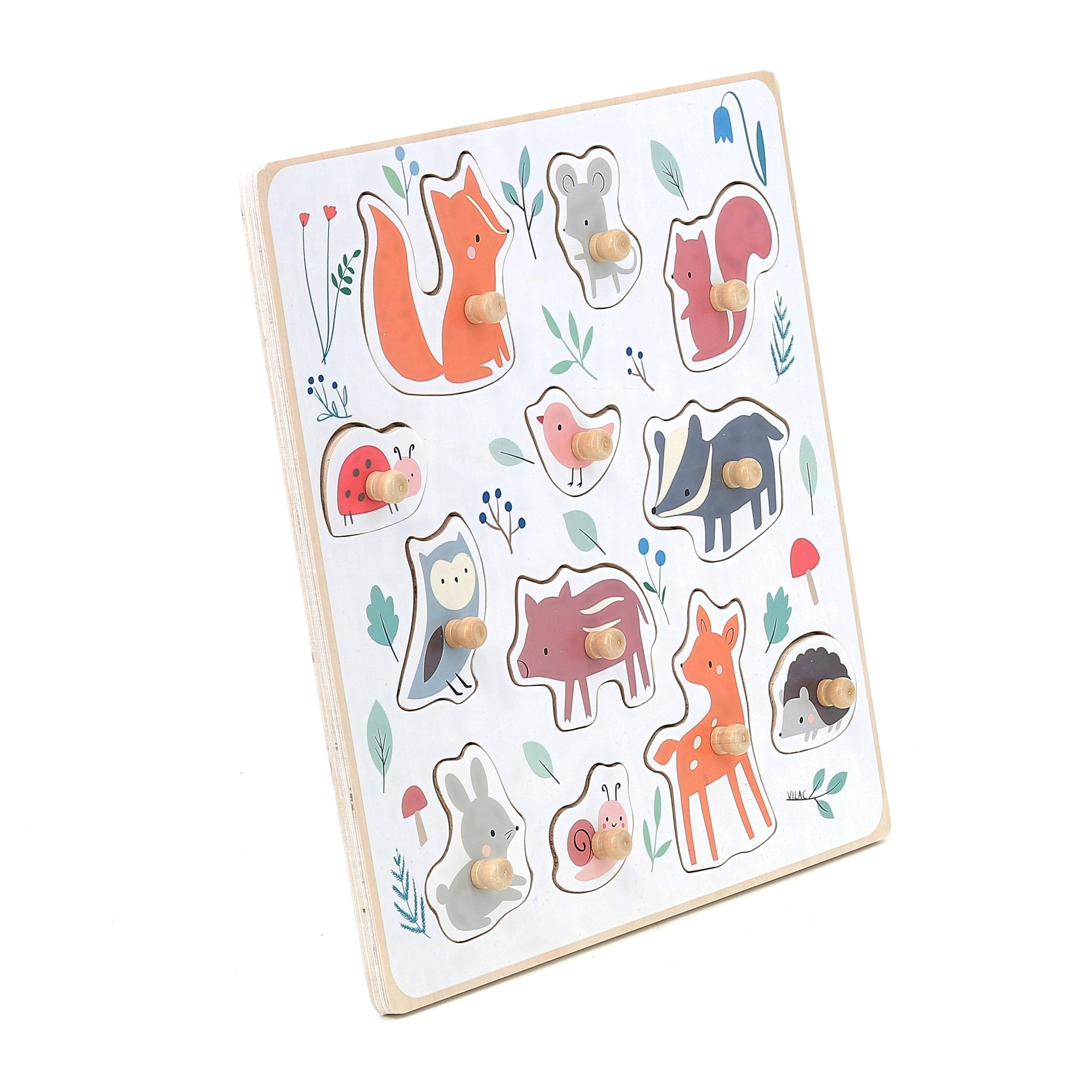Ein Holz-Steckpuzzle mit bunten Cartoon-Waldtieren und Pflanzen vor weißem Hintergrund.