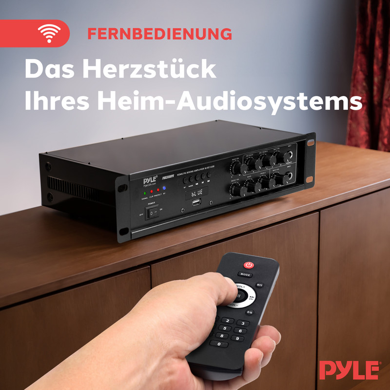 Eine Hand hält eine schwarze Fernbedienung vor einem Pyle-Verstärker auf einem Holzschrank.