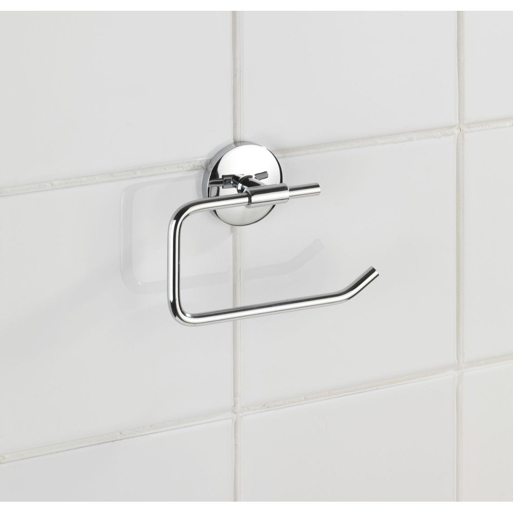 Ein glänzender verchromter Toilettenpapierhalter ist an einer weißen gefliesten Wand montiert.