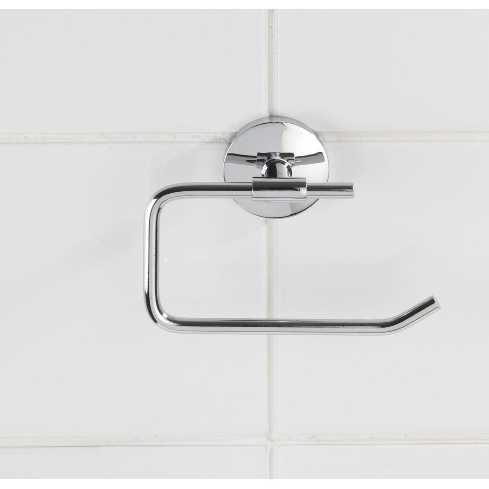 Ein glänzender, verchromter Toilettenpapierhalter ist an einer weißen gefliesten Wand montiert.