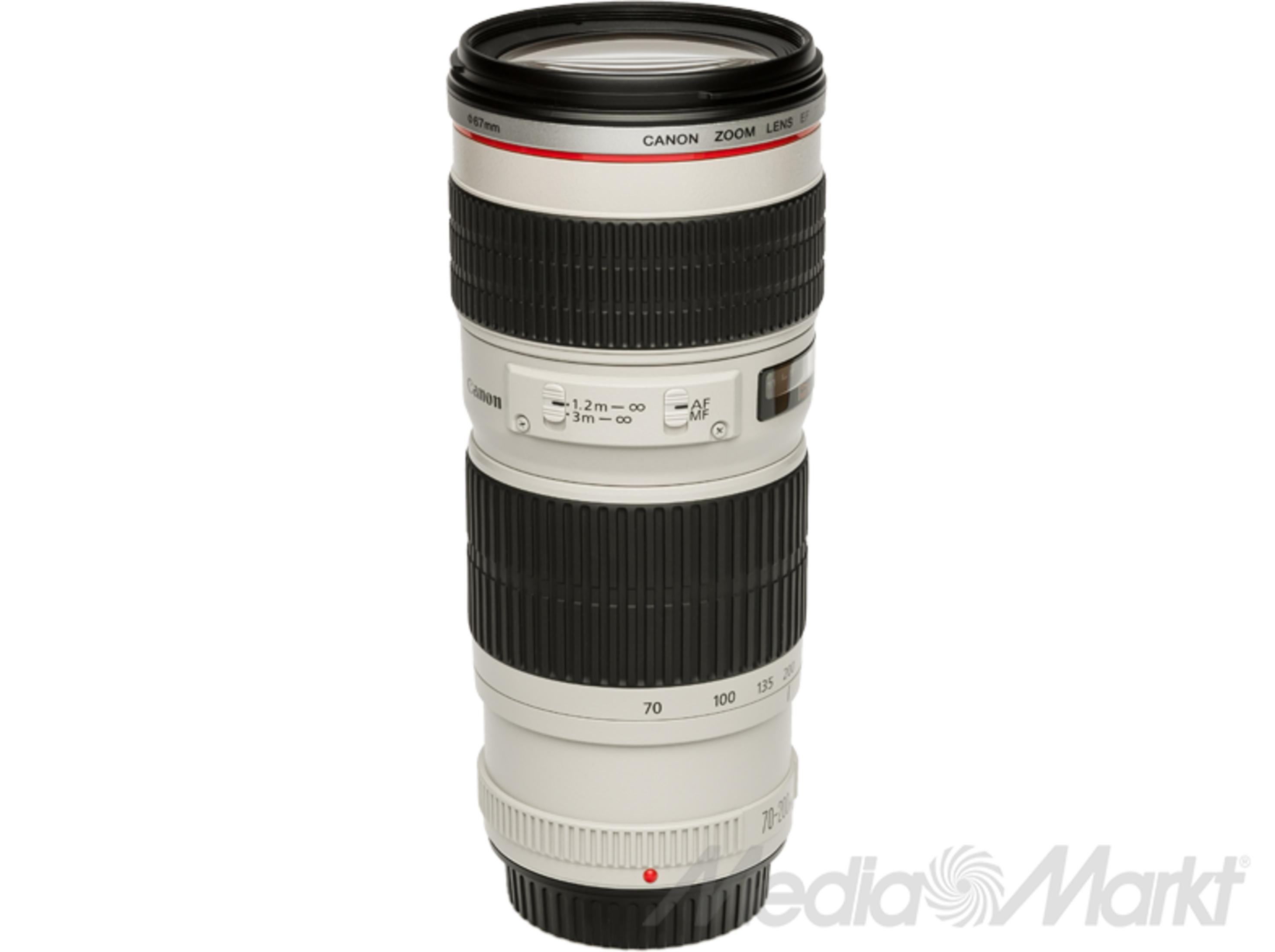 Un objetivo zoom Canon blanco con empuñaduras negras e interruptores sobre fondo blanco.