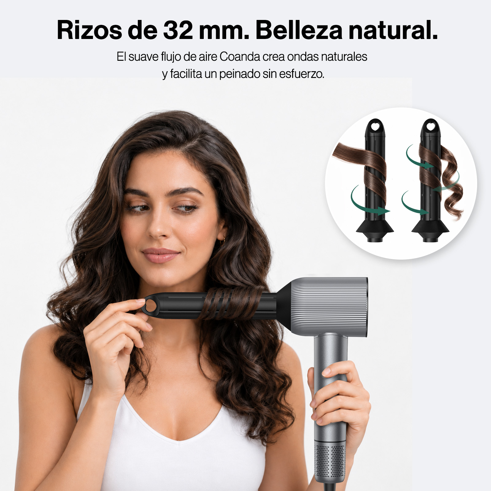 Mujer peinándose con un rizador gris.