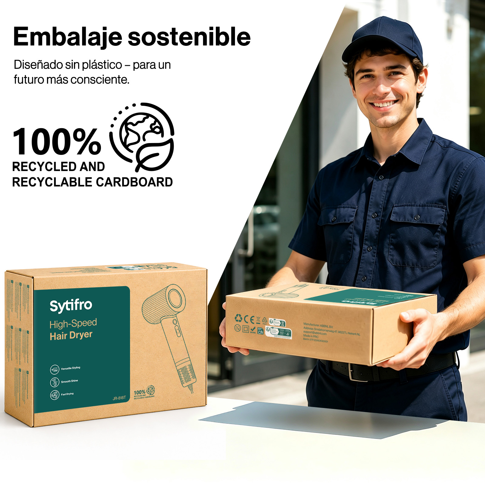 Un repartidor sonriente con uniforme azul sostiene un paquete sostenible frente al embalaje del producto.