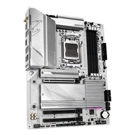 Una scheda madre bianca Gigabyte Aorus con dissipatori argentati e slot RAM neri su sfondo bianco.