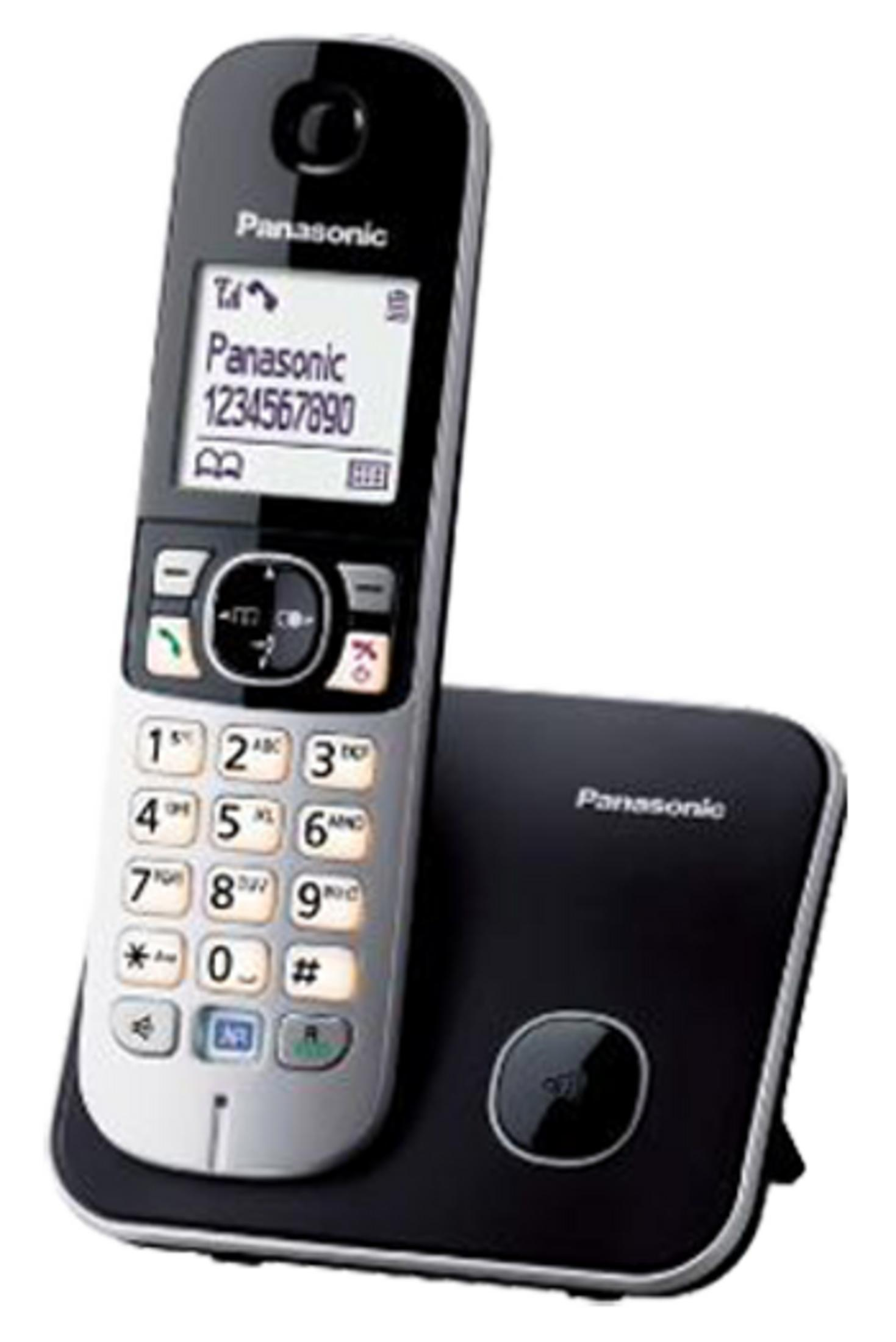 Un telefono cordless Panasonic nero con tastiera illuminata poggia sulla base di ricarica su sfondo bianco.