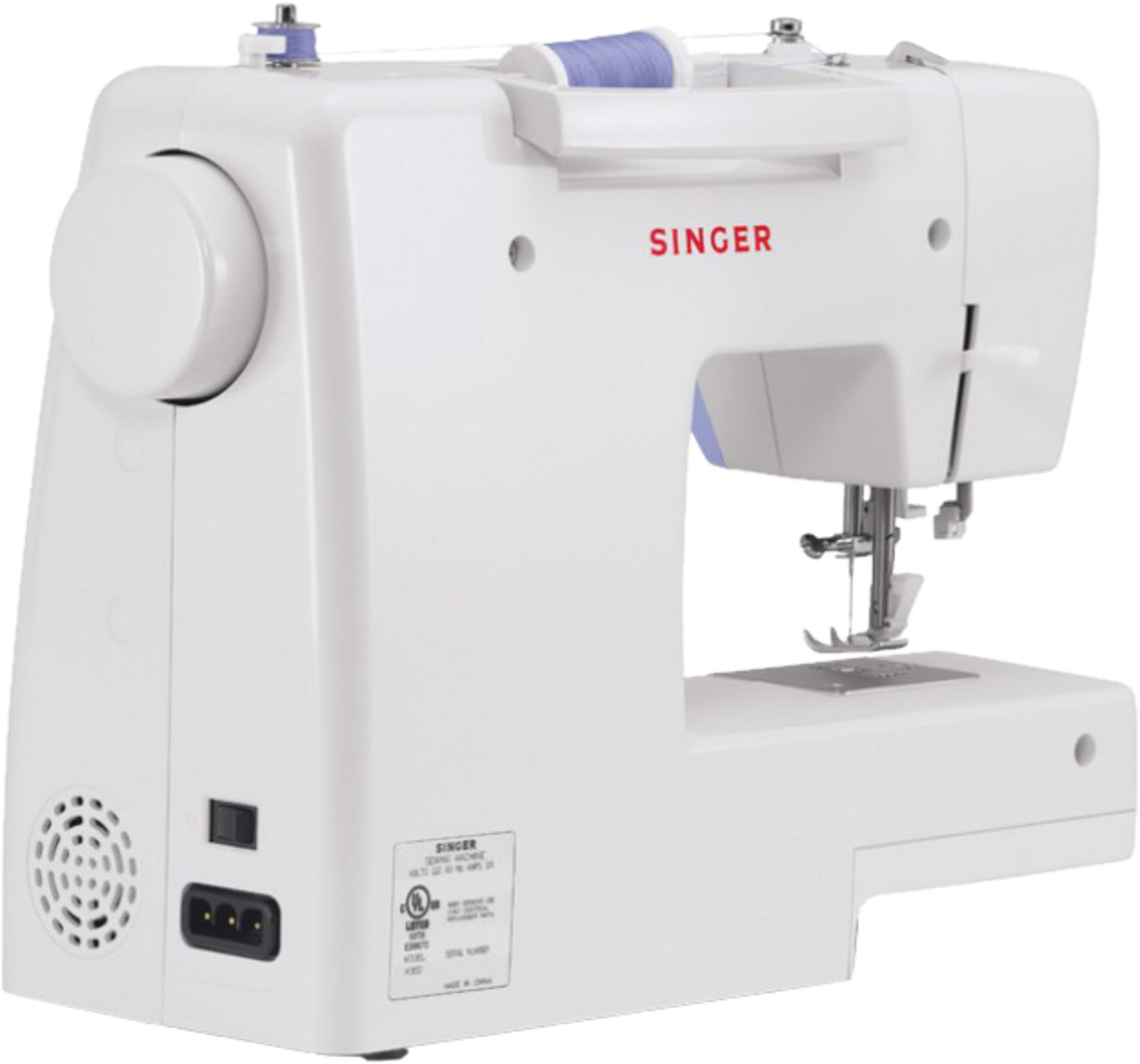 Eine weiße Singer-Nähmaschine mit blauen Garnspulen und sichtbarem Stromanschluss.