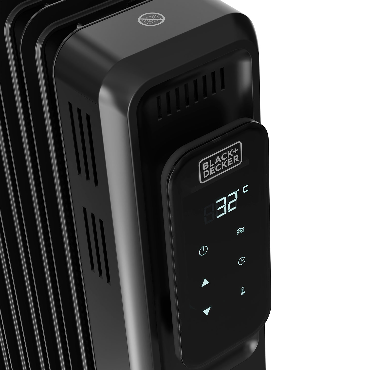 Zbliżenie panelu sterowania czarnego grzejnika olejowego Black+Decker z wyświetlaczem cyfrowym wskazującym 32 stopnie.