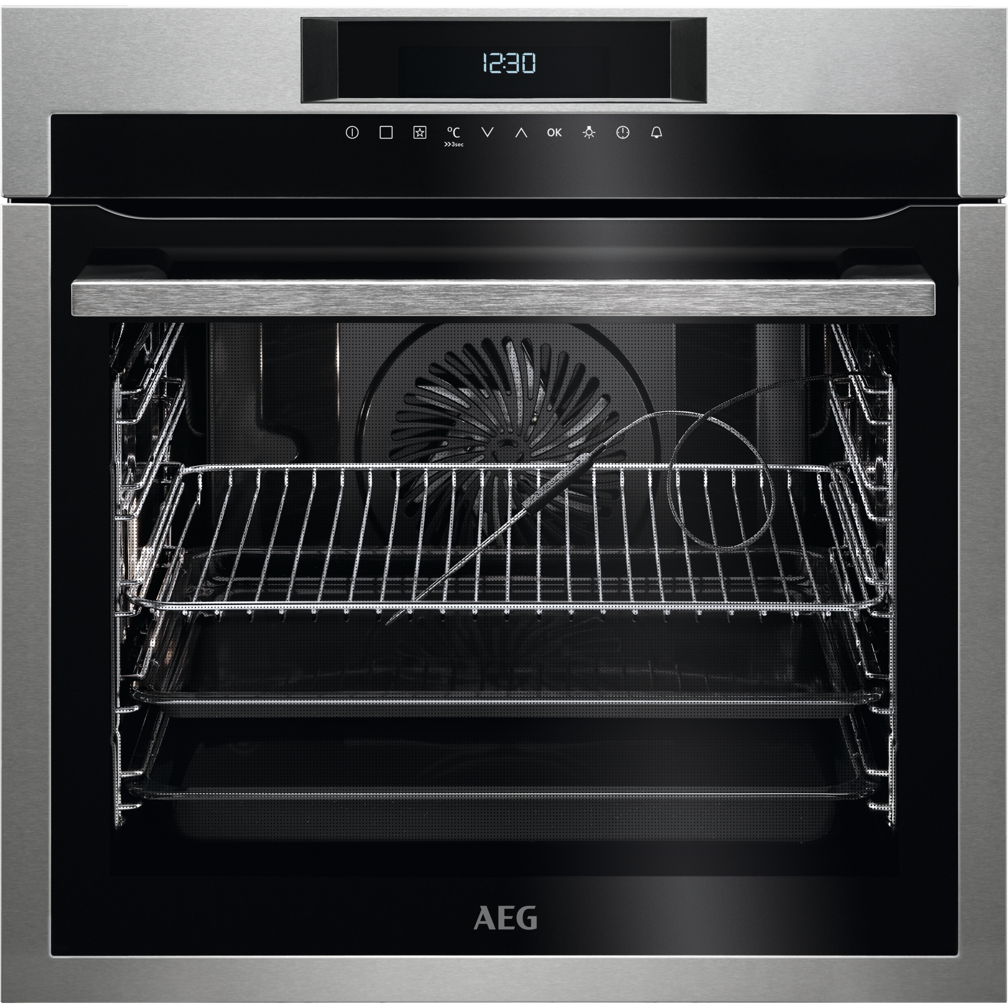 Un elegante horno de acero inoxidable AEG muestra controles iluminados, pantalla a las 12:30 y sonda interior.